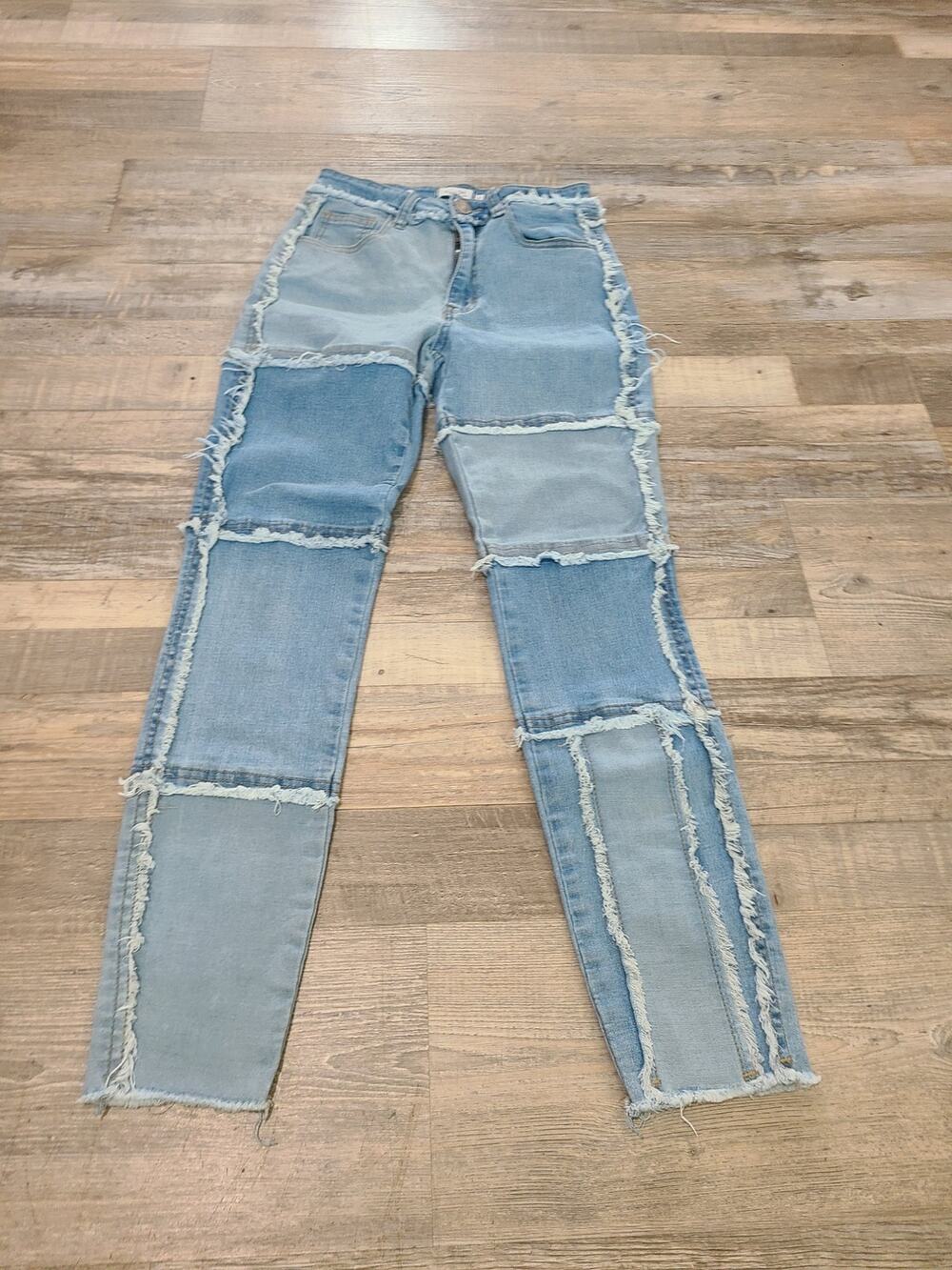 Rue21 size 4 womens frayed patch work skinny jeans